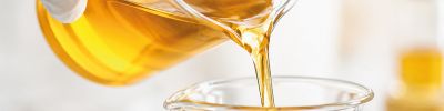 Serum (mit charakteristisch goldener Farbe) wird von einem Becherglas umgefüllt