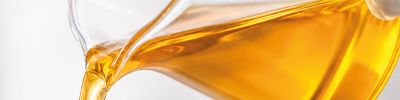 Humanes Serum (mit charakteristisch goldener Farbe) wird von einem Becherglas umgefüllt